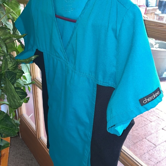 Scrub Top - Picture 3 of 4